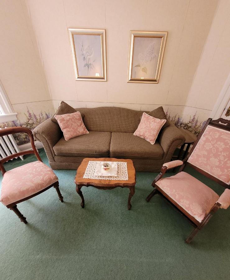 Ruby Manor Bed & Breakfast Гананокве Экстерьер фото