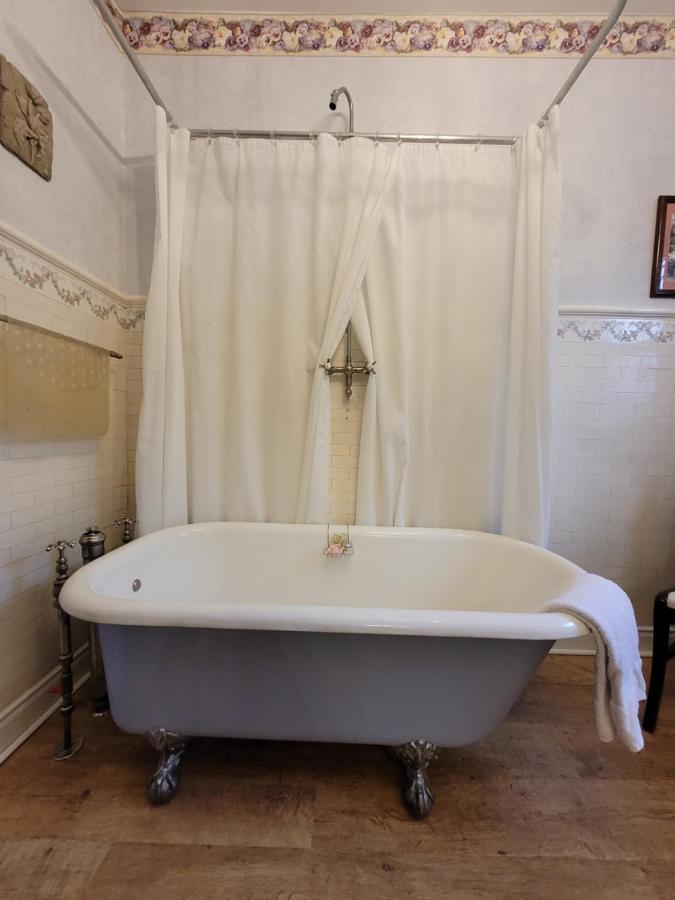 Ruby Manor Bed & Breakfast Гананокве Экстерьер фото