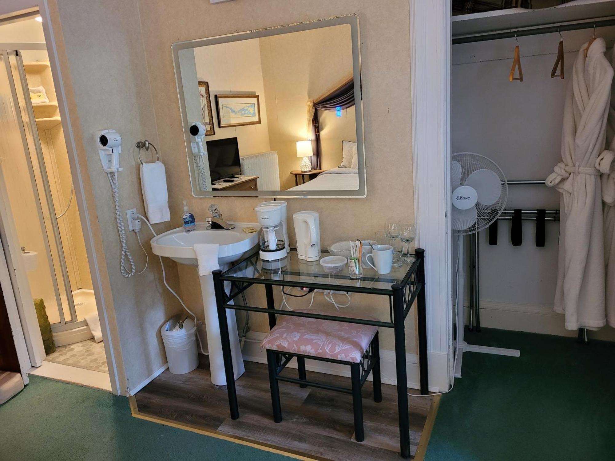 Ruby Manor Bed & Breakfast Гананокве Экстерьер фото